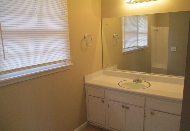 Building Photo - 3 Bed 2.5 Bath in Marietta!