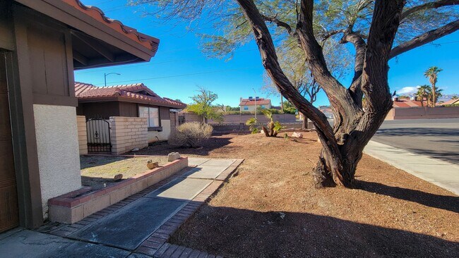 Building Photo - 8525 Del Rey Ave