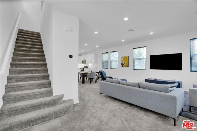 Building Photo - 725 Daniel Freeman Cir