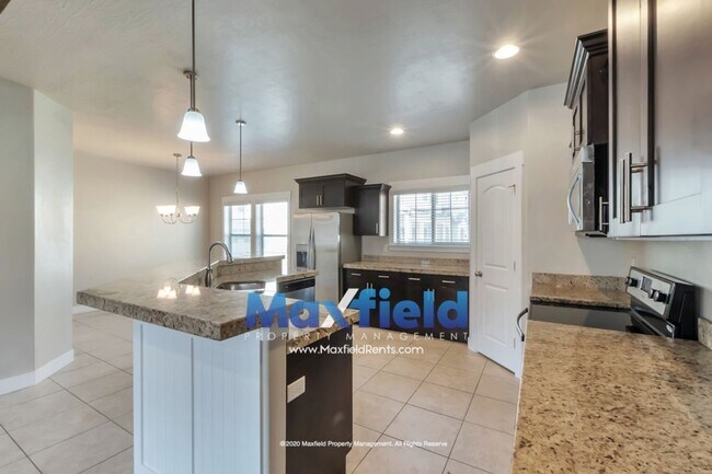 Building Photo - 3 BD + Office 2 BA 2 GA Luxury Townhouse  - Highland Utah - with High Speed Internet