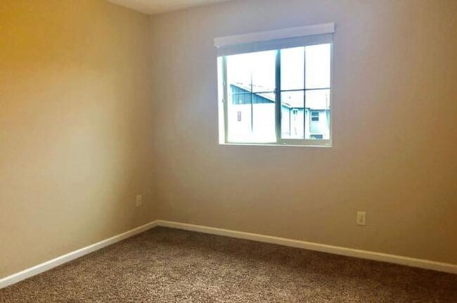 Building Photo - 4 bedroom 2.5 bathroom home