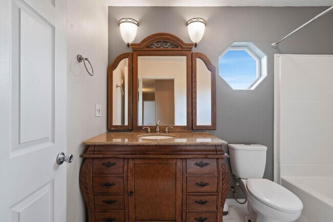 Building Photo - Unique, spacious 4-bdrm/3-bath Craftsman w/ lots of character. Bonus room, near Alberta District!