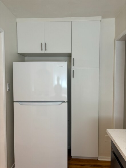 Building Photo - 534 N Niagara St