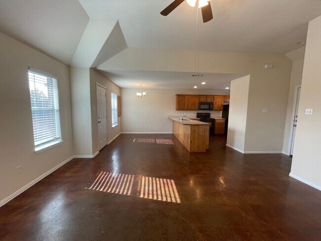 Building Photo - 100/102 Crossbow Ct.