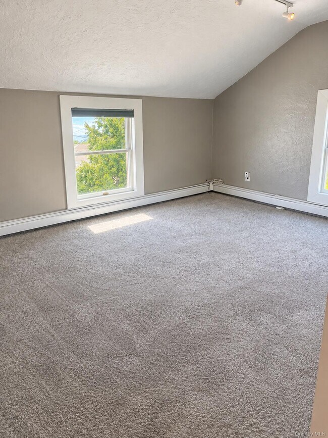 Building Photo - 46 Meadow Ln
