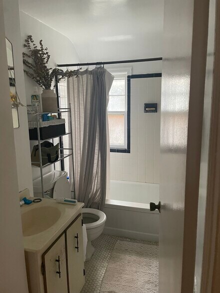 Building Photo - 115 Crescent Plz