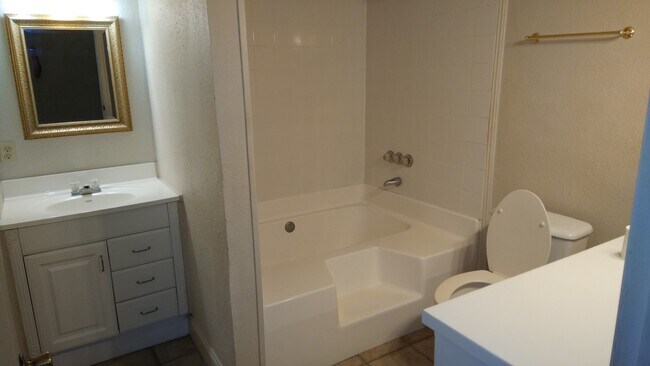 Building Photo - 207 W 4th St