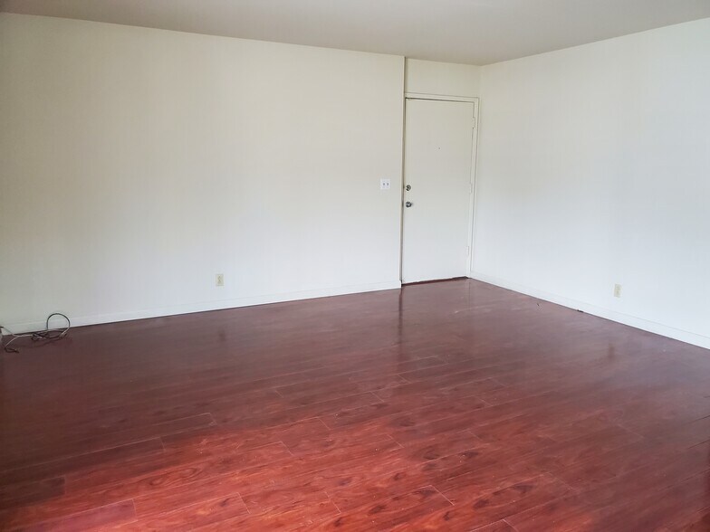 Building Photo - 885 Burbank Dr