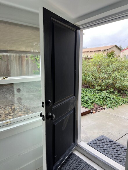 Building Photo - 612 Stannage Ave