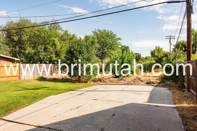 Building Photo - 410 Welby Ave S