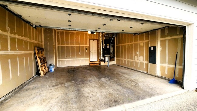 Building Photo - 3 bedroom 2.5 bathroom South Hill Charmer!