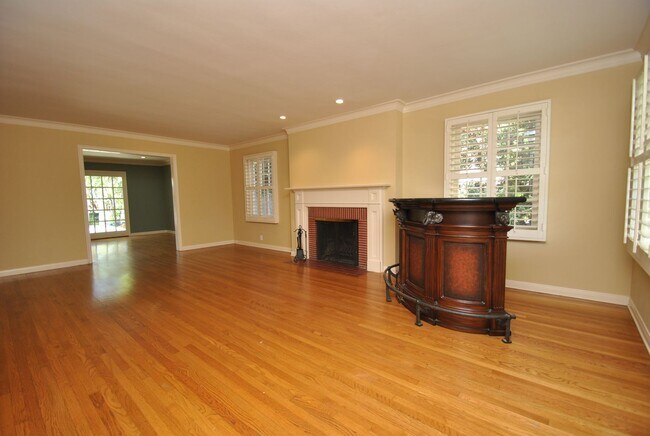 Building Photo - Stunning Colonial Revival in Bixby Knolls