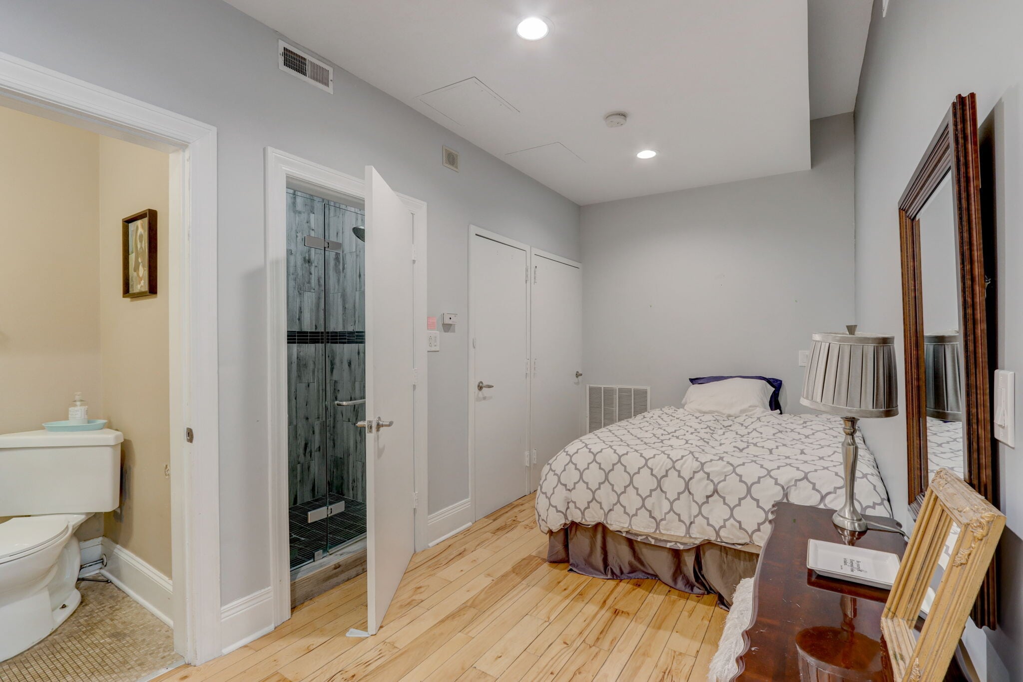 Building Photo - 20 W Ontario St