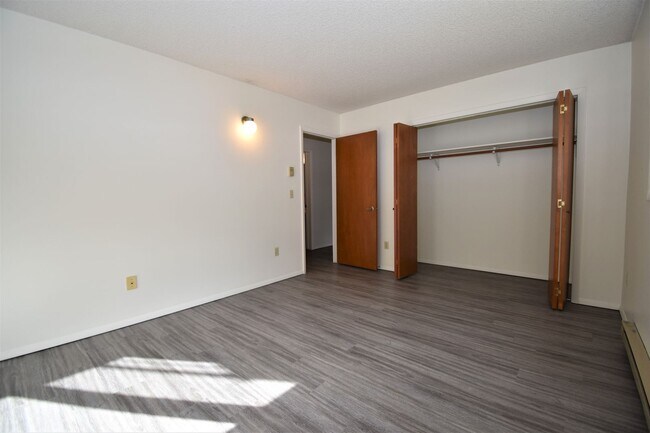 Building Photo - 2BR/1Ba, close to 7th Street, food truck c...