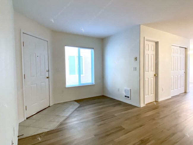 Building Photo - 2BR - 1.5BA Townhouse Living in the Heart ...