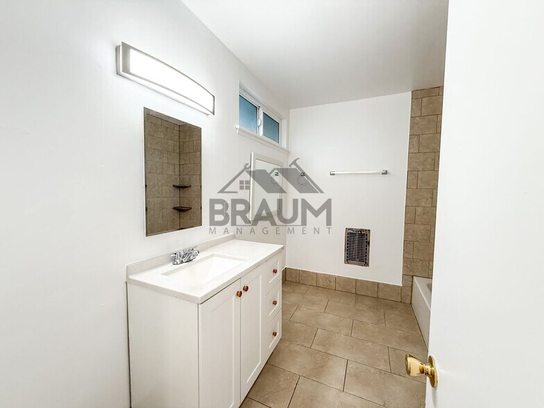 Building Photo - 5131 Buffalo Ave