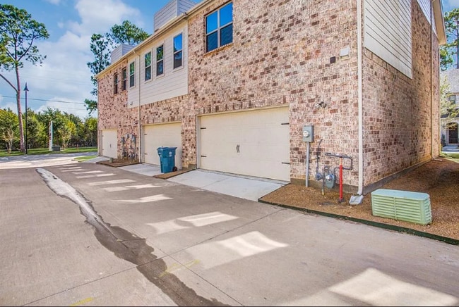 Building Photo - 2208 Zenith Ave