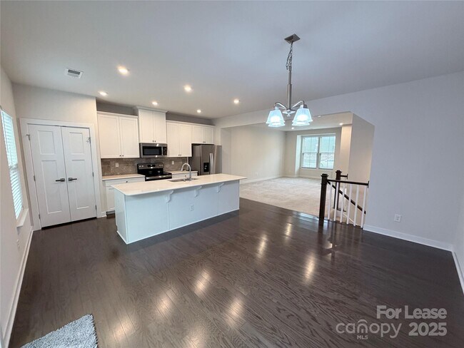 Building Photo - 2053 Birchside Dr