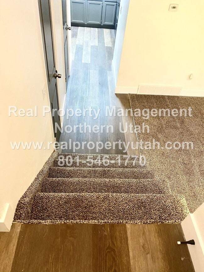 Building Photo - 3 Bedroom 1.5 Bath Townhome Available in Clearfield