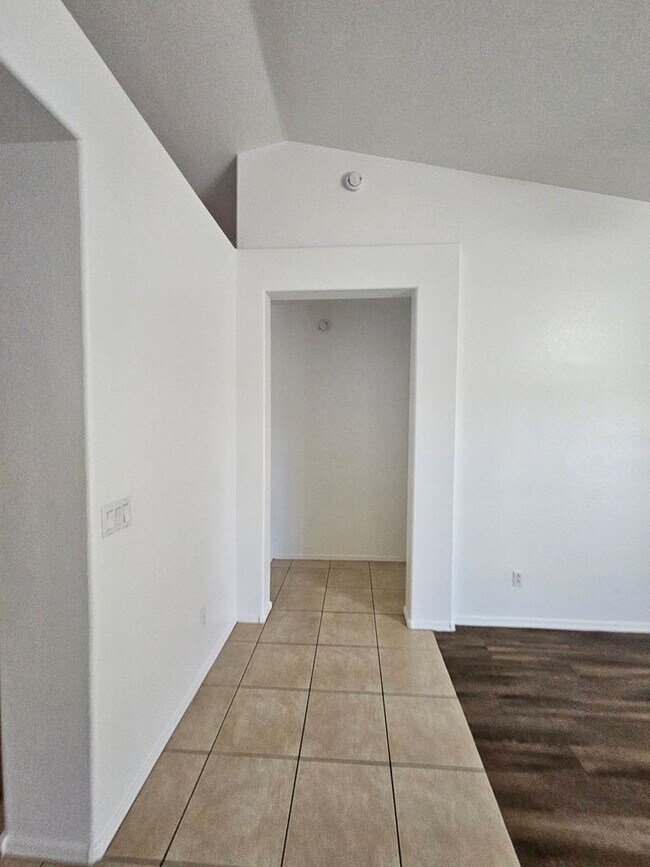 Building Photo - 3 Bedroom Home - No HOA - North Phoenix ** Move In Special $1000 off 1st Month**