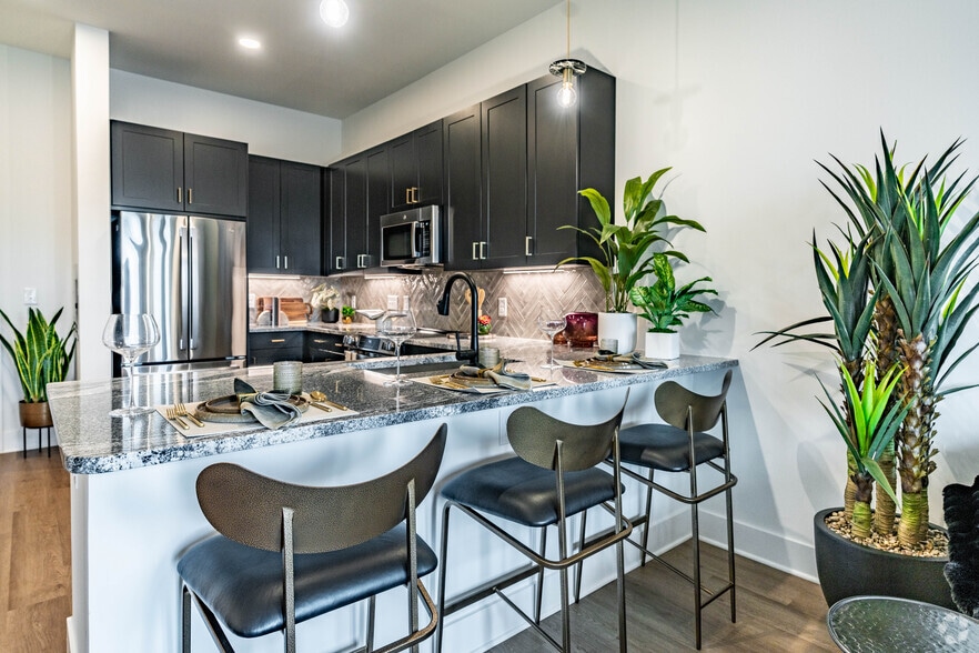 1BR, 1BA - 726SF - Dining Room - Station A