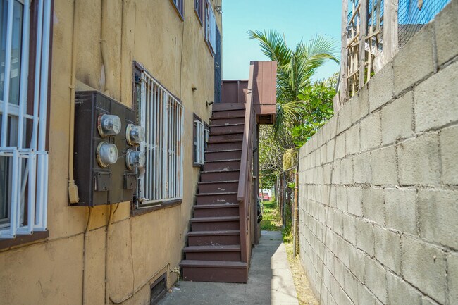 Building Photo - 1353 W 49th St