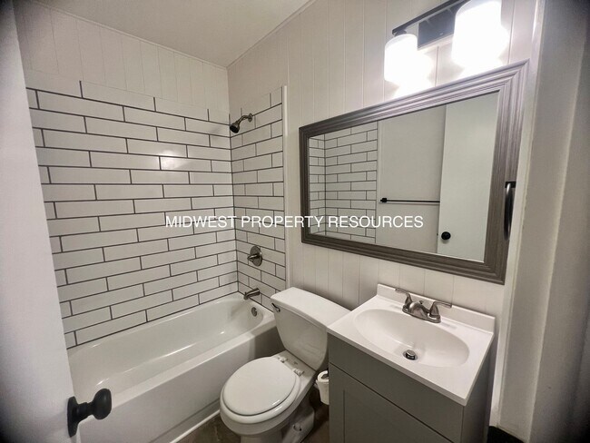 Building Photo - Freshly Updated 2 Bedroom Duplex