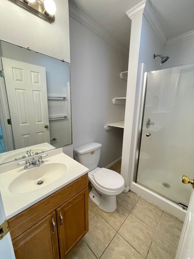 Building Photo - Nice 3br house w/ parking, central AC - wa...