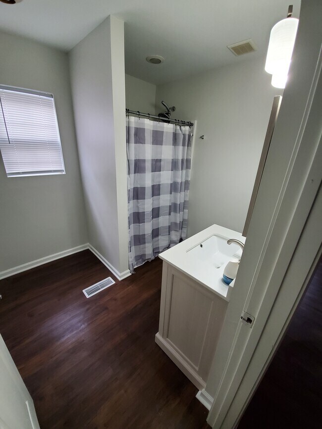 Building Photo - 525 Lilly Ave