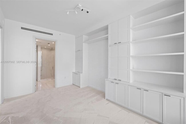 Building Photo - 100 South Pointe Dr