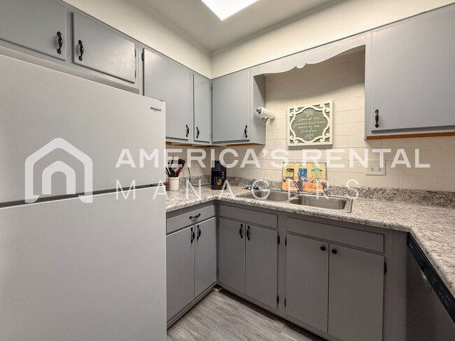 Building Photo - Fantastic 1 Bedroom, 1 Bath Condo for Rent...