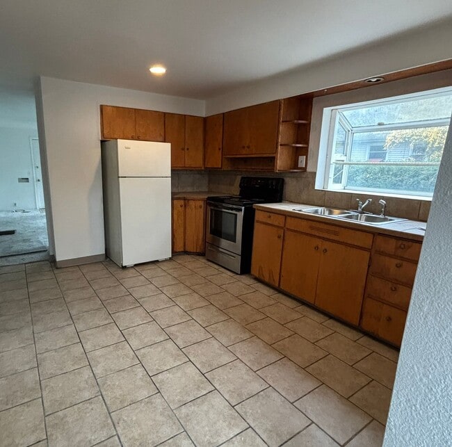 Building Photo - Half off first month's rent! Cute 2-bdrm/1-bath St. Johns duplex. Garage, new paint/carpet/fridge