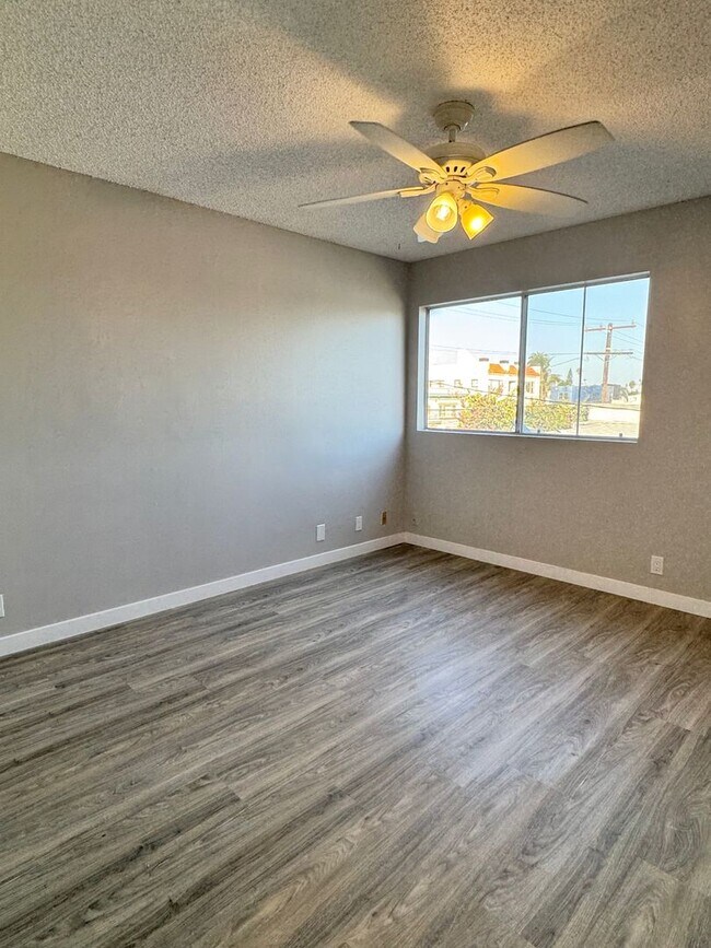 Building Photo - 2-Bedroom Residence with Front-Row Views on Lively 2nd Street