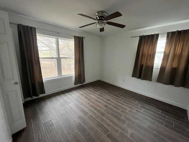 Building Photo - 1604 Parkview Ln