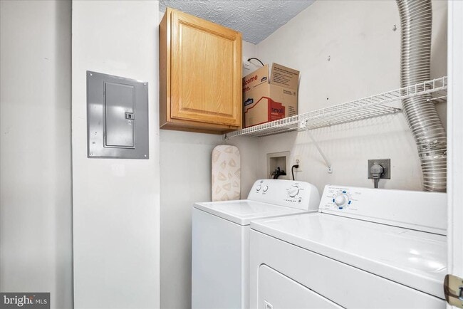 Building Photo - 5640 Wade Ct