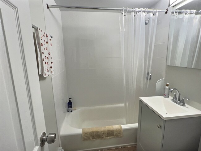 Building Photo - 217 Kent St