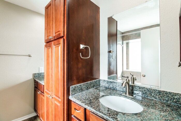 Building Photo - 10936 Pinewood Ct