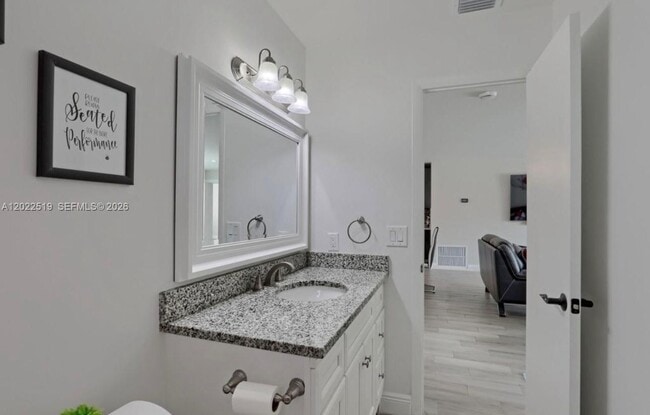 Building Photo - 876 Gardenia Dr