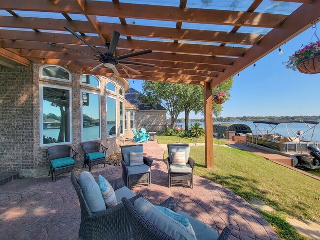 Building Photo - Beautifully designed waterfront property w...