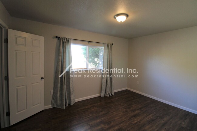 Building Photo - Updated 2bd/1ba Orangevale Duplex with Gar...