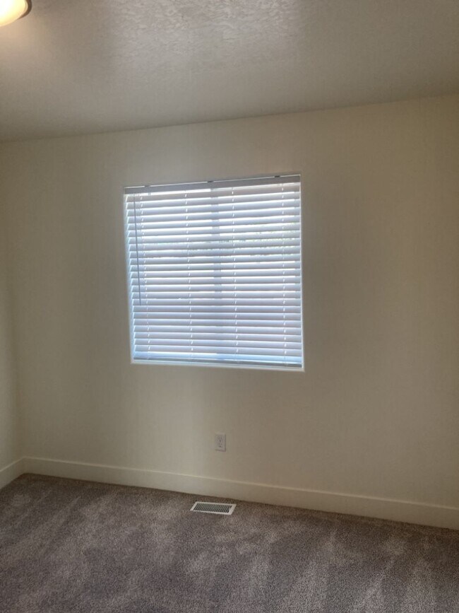 Building Photo - 3 Bed - 2.5 Bath, Newer Construction, Larg...