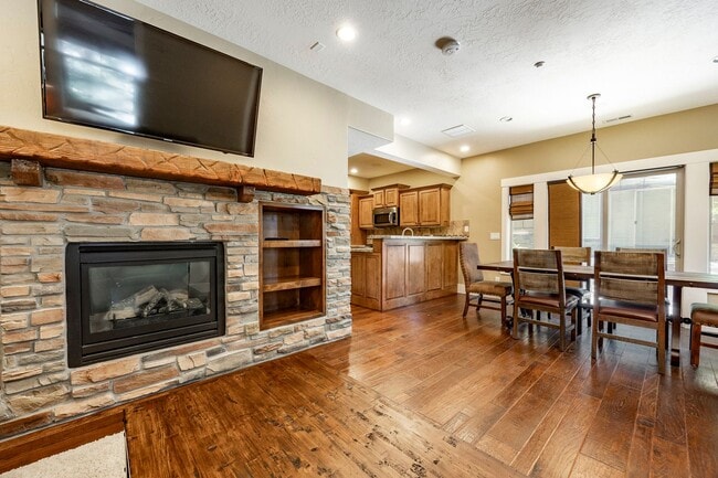 Building Photo - Fully Furnished Mountain Modern Twin Home ...
