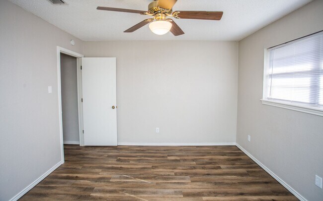 Building Photo - Available June 15th: Spacious 3 Bed, 2 Bath Ready for You!