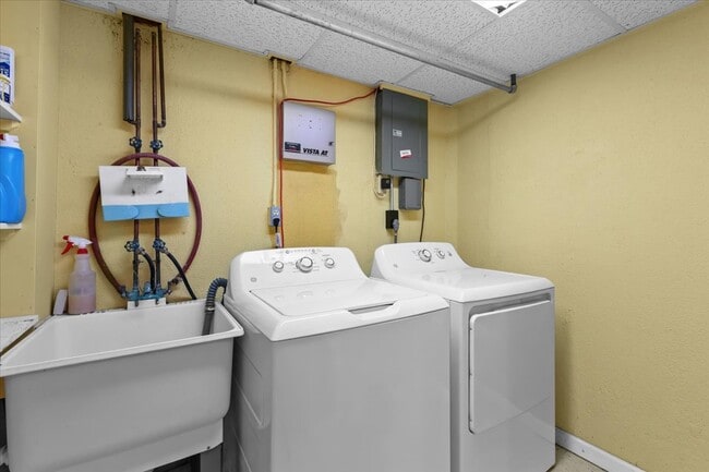 Building Photo - 31112 Columbia Dr