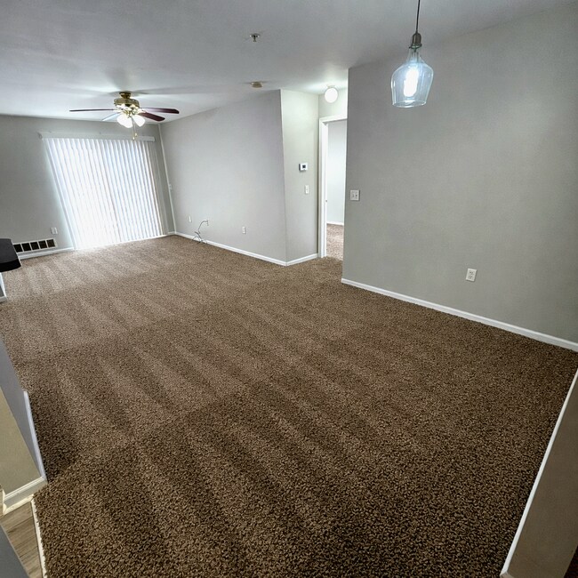 Building Photo - 2 Bedroom, 2 Bathroom Condo with Attached Garage, Private Patio, Clubhouse, Pool, Close to Expres...