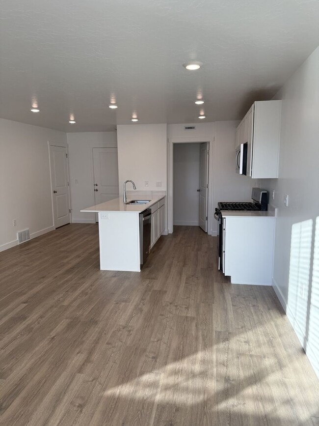 Building Photo - Brand New Beautiful Town Home in Salem, UT