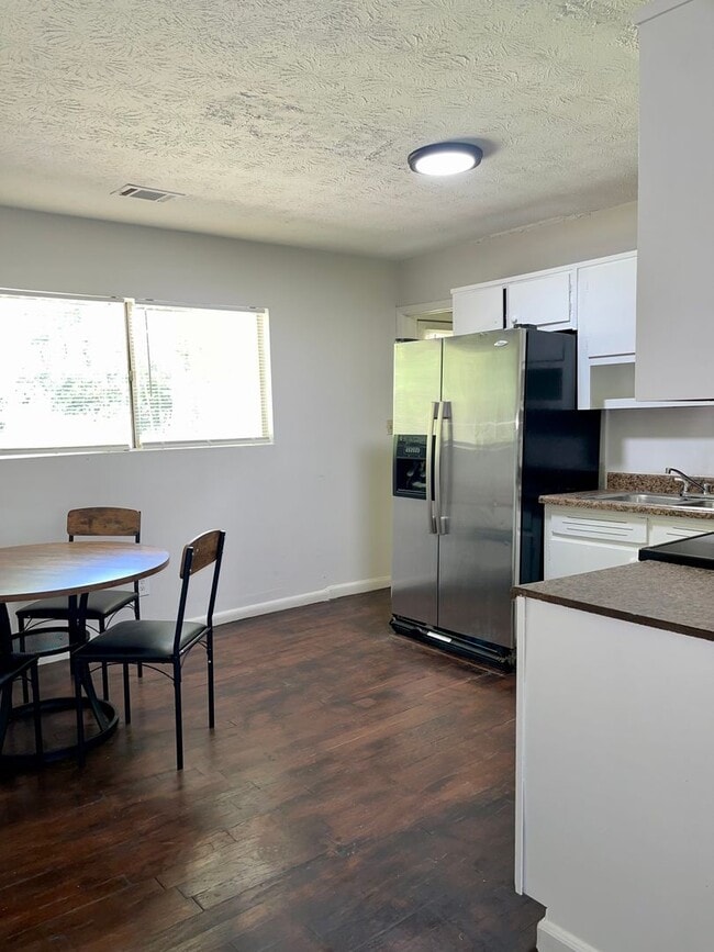 Building Photo - Fully Furnished Short Term Rental Home!