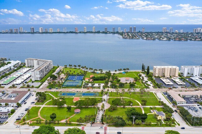 Building Photo - 301 Lake Shore Dr