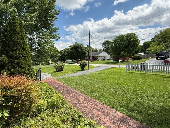 Building Photo - Beautiful 3 bedroom- North Johnson City & Town Acres school district!