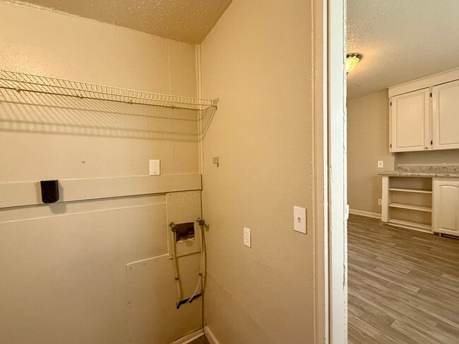 Building Photo - 713 S Oliver Ave